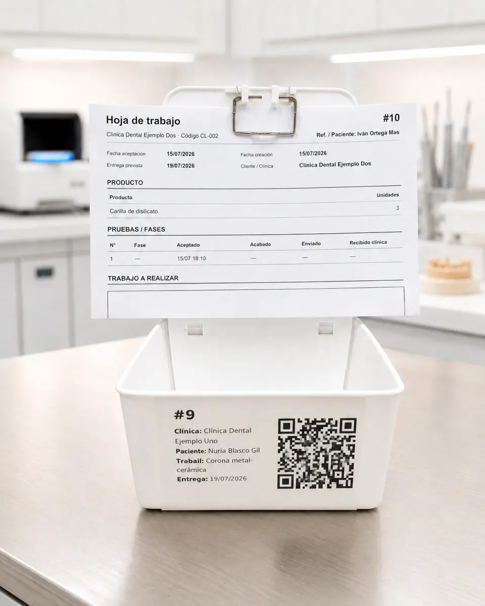 Etiqueta con código QR pegada en una caja de trabajo del laboratorio